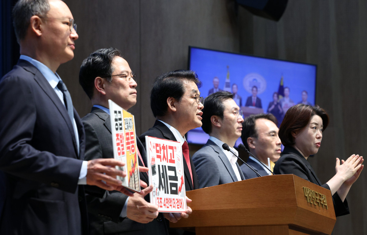 ▲배준영 국민의힘 재정경제기획위원회 간사와 위원들이 3일 오후 서울 여의도 국회 소통관에서 정부의 2026년 세제개편안에 대한 입장 발표를 하고 있다. 2026.08.03. (사진=뉴시스)
