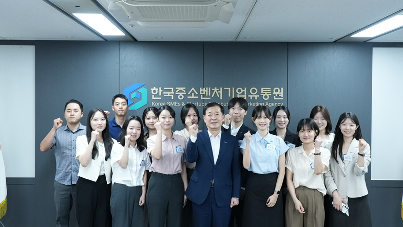 ▲이태식 한유원 대표이사(앞줄 왼쪽 네번째)가 신입사원들과 기념사진을 찍고 있다. (사진제공=한국중소벤처기업유통원)