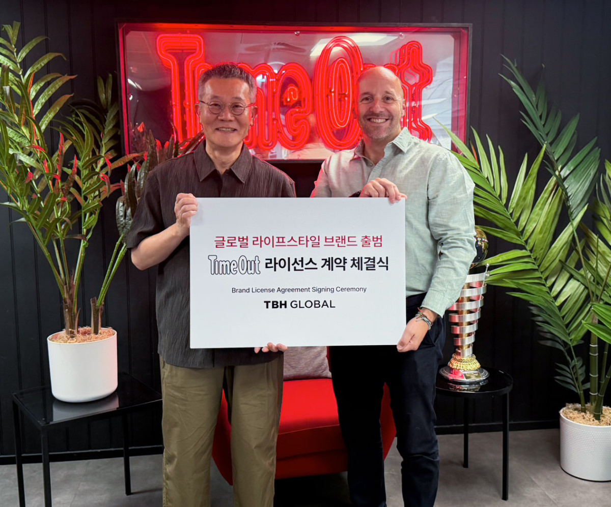 ▲왼쪽부터 황태영 TBH글로벌 전무이사, 롭 비아조니(Rob Biagioni) 타임아웃 미디어 대표.(TBH글로벌 제공)
