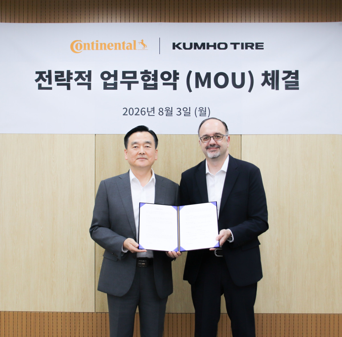 ▲김성 금호타이어 한국영업부문 상무(왼쪽)와 니코 키리아조폴로스 콘티넨탈타이어 코리아 교체타이어 부문 대표가 업무협약을 체결하며 기념 사진 촬영을 하고 있다. (사진=금호타이어)