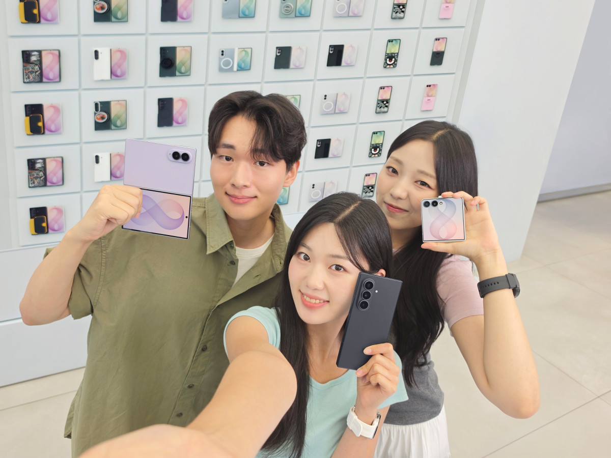▲삼성전자 모델이 역대 갤럭시 스마트폰 최다 판매 신기록을 세운 '갤럭시 Z 폴드8 울트라·폴드8·플립8'을 소개하는 모습 (사진=삼성전자)