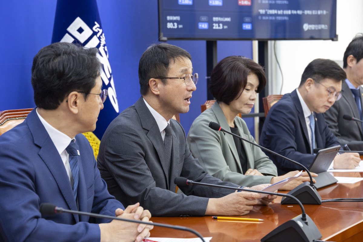 ▲더불어민주당 한병도 당 대표 직무대행 겸 원내대표가 4일 국회에서 열린 원내대책회의에서 정부가 발표한 2026 세제 개편안과 관련해 발언하고 있다. 사진=연합뉴스