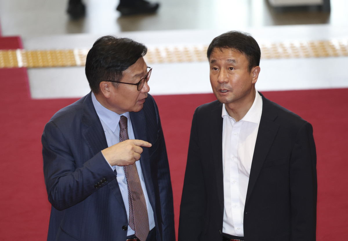 ▲한병도 더불어민주당 당대표 직무대행 겸 원내대표와 정점식 국민의힘 원내대표가 31일 서울 여의도 국회 로텐더홀에서 대화를 나누고 있다. 2026.07.31 (사진=뉴시스)