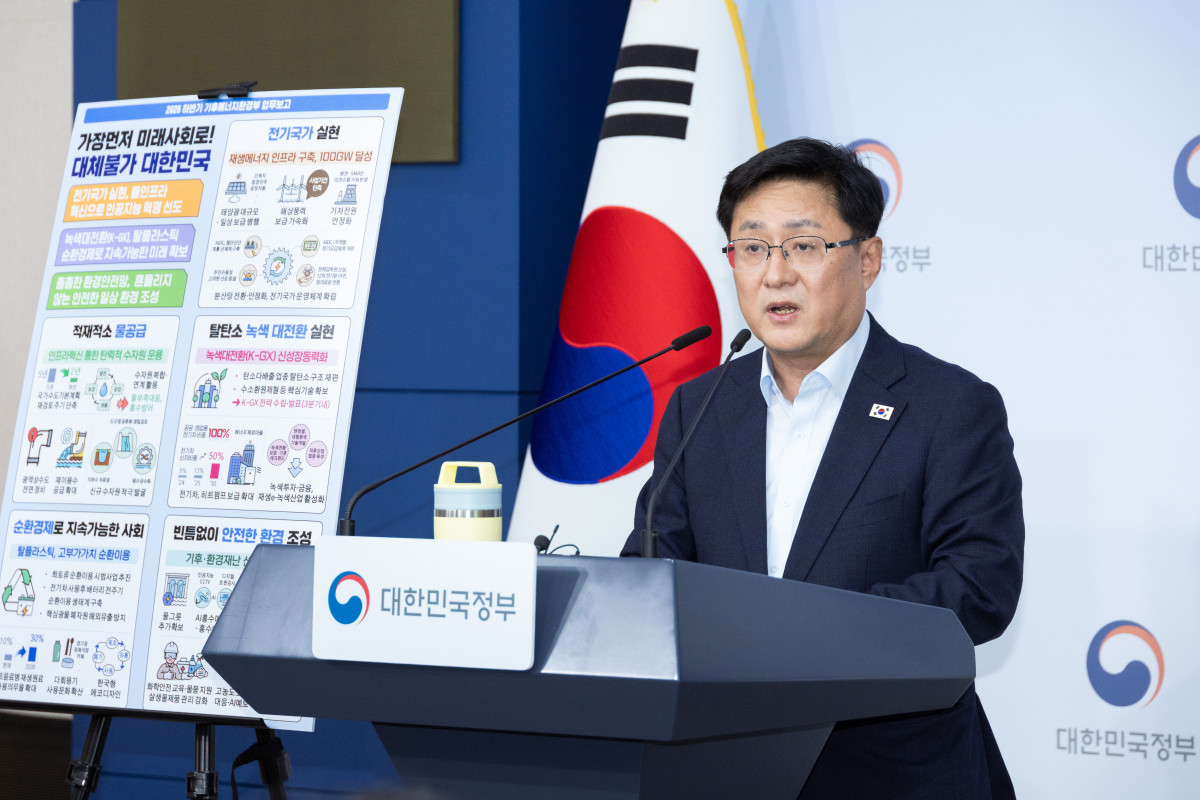 ▲김성환 기후에너지환경부 장관이 3일 정부서울청사에서 진행한 업무보고 사전브리핑 및 기자간담회에서 발언하고 있다. (기후에너지환경부)