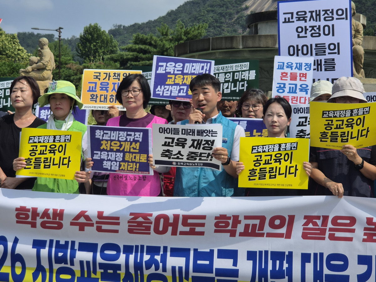 ▲박영환 전국교직원노동조합 위원장이 4일 서울 청와대 사랑채 앞에서 열린 '2026 지방교육재정교부금 개편 대응 긴급행동' 출범 기자회견에서 발언하고 있다. (사진=전국교직원노동조합)