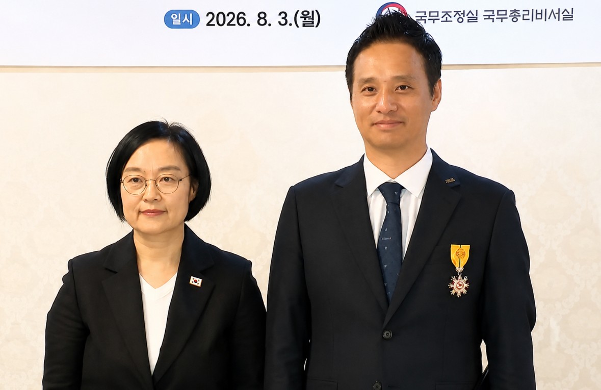 ▲한성숙(사진 왼쪽) 국무총리와 제주개발공사 홍관홍 과장이 기념촬영을 하고 있다. (사진제공=제주개발공사)