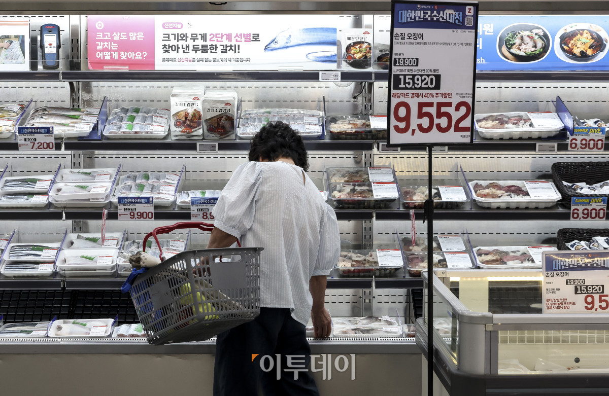 ▲4일 서울 시내의 한 대형마트를 찾은 시민들이 장을 보고 있다. 이날 국가데이터처가 발표한 '7월 소비자물가 동향'에 따르면 지난달 소비자물가지수는 119.77(2020=100)로, 1년 전 보다 2.8% 올랐다. 소비자물가 상승률은 중동전쟁 여파로 3월 2.2%, 4월 2.6%, 5월 3.1%, 6월 3.2%를 기록해 두 달 연속 3%대 였다가 지난 달 2%대로 내려왔다. 고성준 기자 joonko1@
