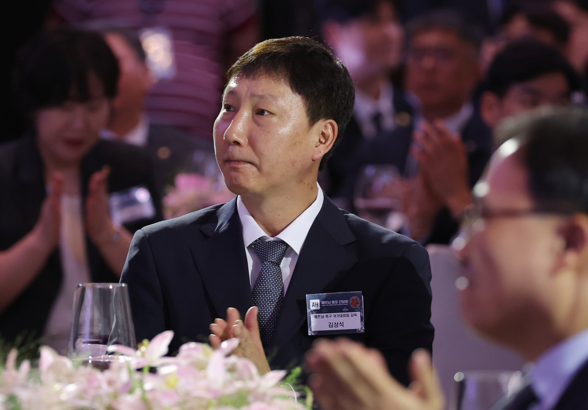 ▲김상식 베트남 축구대표팀 감독이 4월 22일(현지시간) 베트남 하노이의 한 호텔에서 열린 이재명 대통령 주최 동포간담회에서 이 대통령의 인사말을 듣고 있다. (연합뉴스)