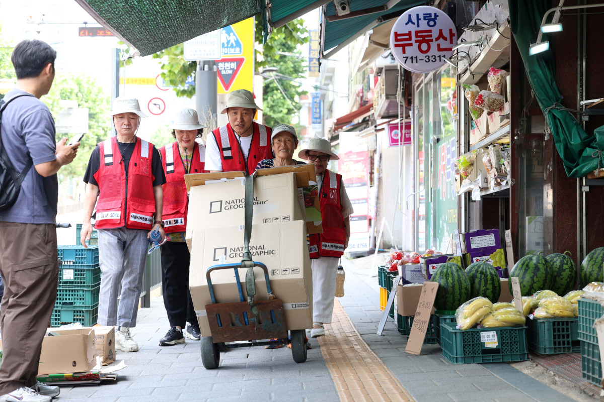 ▲오세훈 서울시장이 4일 서울 용산구 효창동 일대에서 폐지를 수집하는 어르신과 함께 카트를 밀고 있다. 이번 활동은 서울시와 서울시자원봉사센터가 이달 말까지 진행하는 폐지 수집 어르신 집중 돌봄 캠페인의 일환으로 오 시장은 이날 어르신들을 만나 폭염대비 쿨키트를 전달하며 애로사항을 청취했다. 신태현 기자 holjjak@