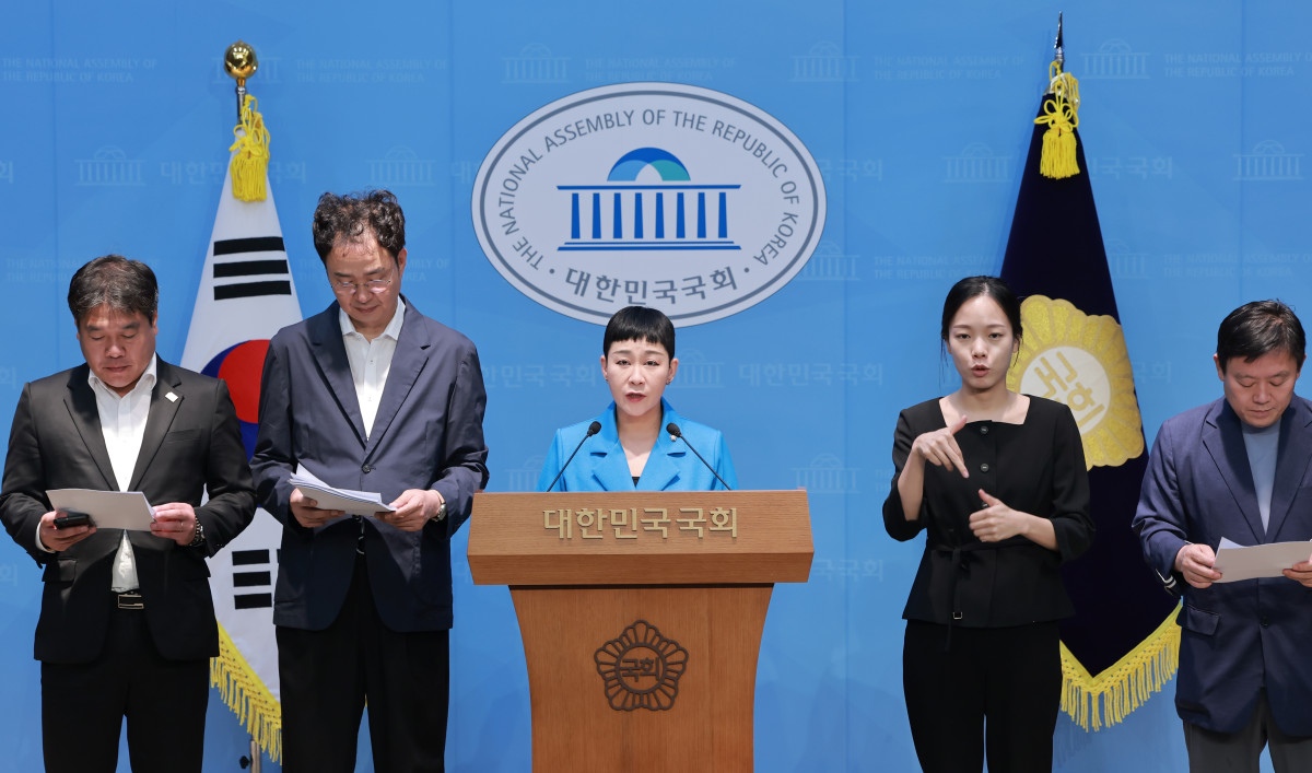 ▲국회 문화체육관광위원회 소속 김재원 조국혁신당 의원이 4일 국회 소통관에서 민생경제연구소, ‘검사를 검사하는 변호사 모임’ 회원들과 ‘지자체 프로축구단의 칸쿤 휴양 출장’ 의혹과 관련해 고발 기자회견을 하고 있다. (연합뉴스)