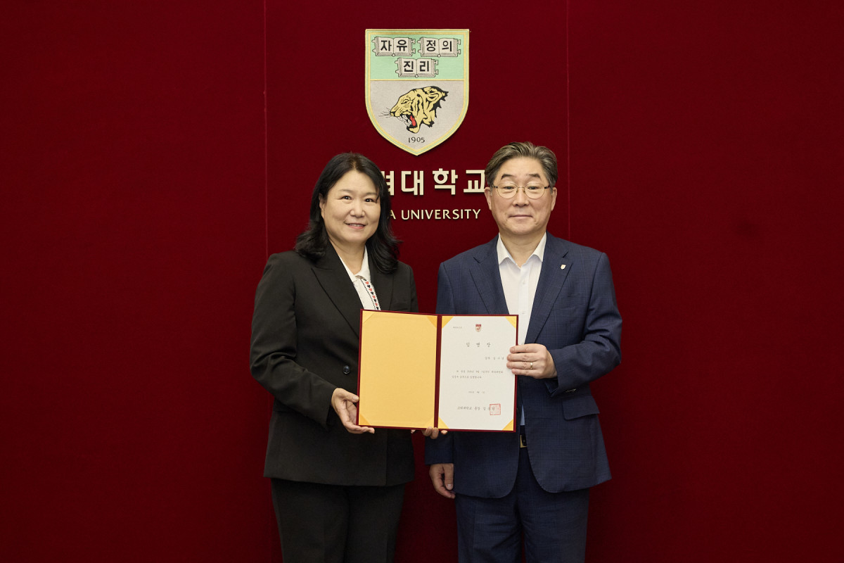 ▲(왼쪽부터)고려대 여자양궁부 김수녕 신임 감독과 고려대 김동원 총장. (사진=고려대)