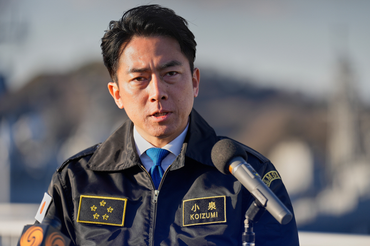 ▲고이즈미 신지로 일본 국방부 장관이 언론과 이야기를 나누고 있다. AP연합뉴스
