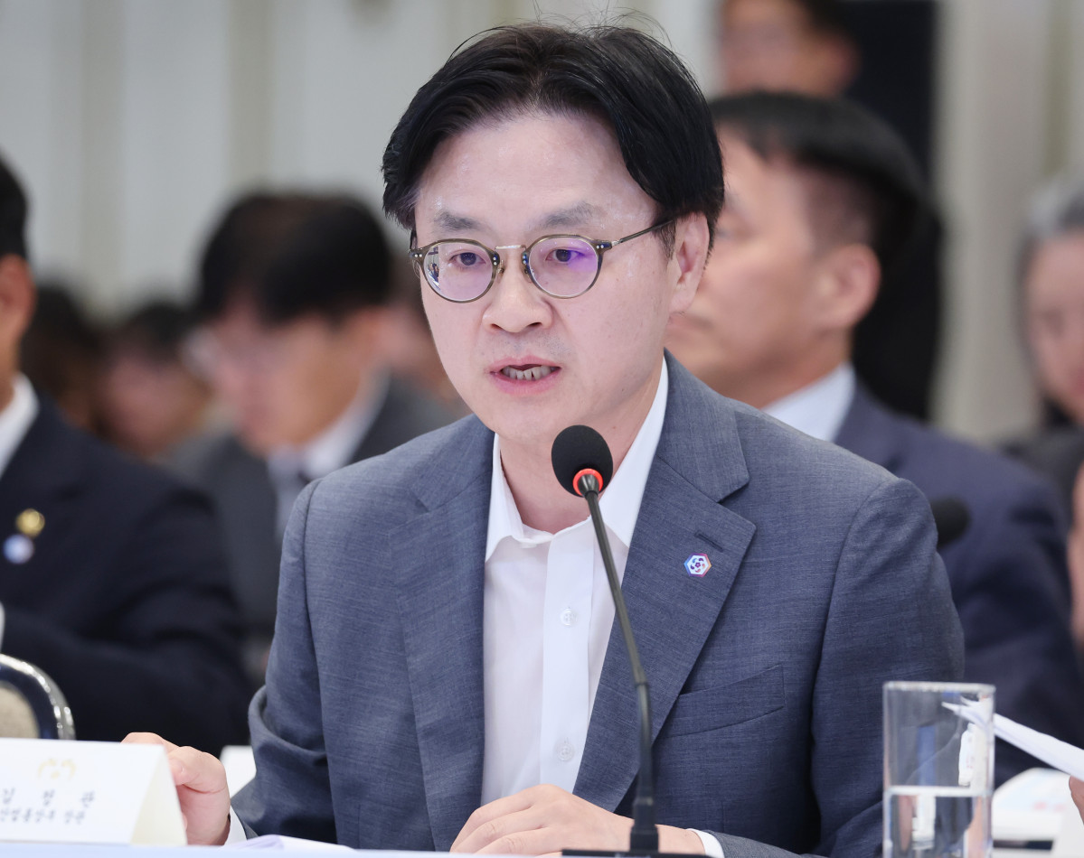 ▲김정관 산업부 장관이 4일 청와대 영빈관에서 열린 이재명 대통령 주재 부처 업무보고에서 보고하고 있다. (청와대통신사진기자단)