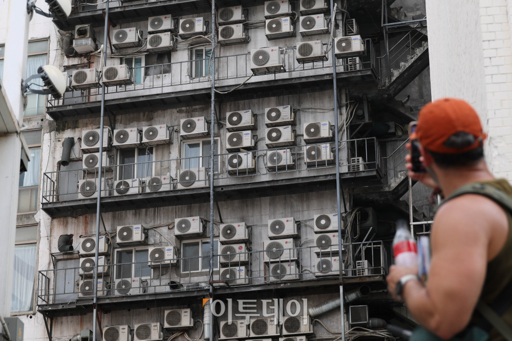 ▲기록적인 폭염이 이어지면서 여름철 전기요금 부담이 커지는 가운데, 이번 주 최대전력수요가 93기가와트(GW)를 넘어설 것으로 전망됐다. 전력 수요가 연일 최고 수준을 기록하자 전력거래소는 8월 셋째 주 역대 최대 수요가 발생할 것으로 보고 대응체제를 유지하고 있다고 밝혔다. 사진은 4일 서울 시내 한 건물 외벽에 설치된 실외기가 바쁘게 돌아가고 있다. 고이란 기자 photoeran@