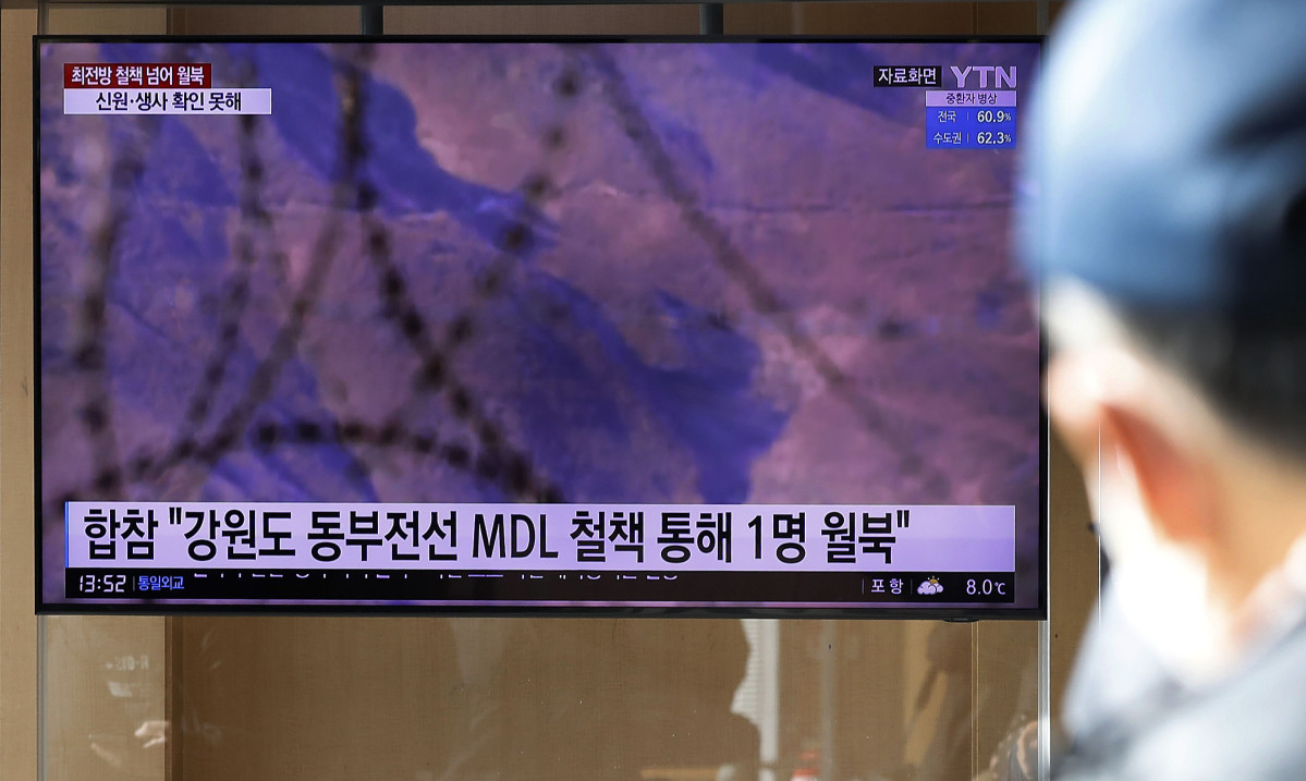 ▲[서울=뉴시스] 홍효식 기자 = 합동참모본부(합참)가 신원미상자 한 명이 지난 1일 동부전선 육군 22사단 군사분계선(MDL)을 넘어 월북했다고 밝힌 2일 서울역 대합실에서 시민들이 관련 뉴스를 시청하고 있다. 2022.01.02. yesphoto@newsos.com