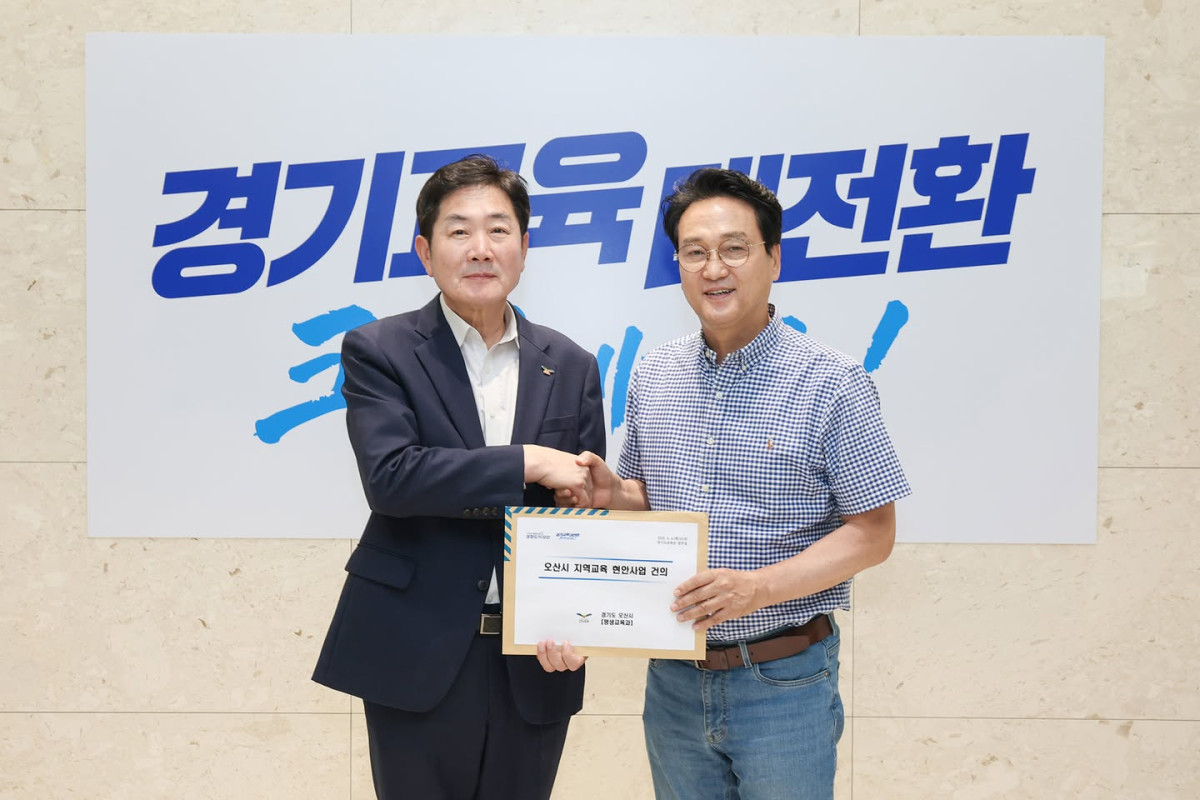 ▲조용호 오산시장(왼쪽)이 4일 경기도교육청에서 안민석 경기도교육감에게 '오산시 지역교육 현안사업 건의' 문서를 전달하고 있다. (조용호 오산시장 페이스북)