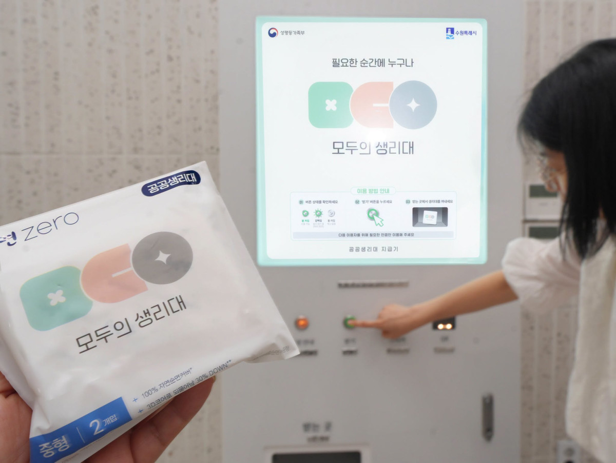 ▲수원시가 시청과 4개 구청 등 공공시설 10곳에 설치한 공공생리대 지급기 '모두의 생리대'를 시민이 이용하고 있다. (이재준 수원특례시장 페이스북)