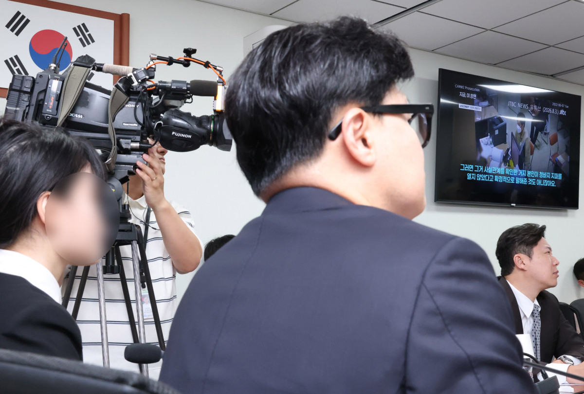 ▲무소속 한동훈 의원이 4일 국회 의원회관에서 열린 '보완수사권 폐지 지옥문이 열렸다' 토론회에서 부산 돌려차기 피해자 김진주(가명)씨가 뉴스에 보도된 경찰조사 영상을 시청하고 있다. 사진=연합뉴스
