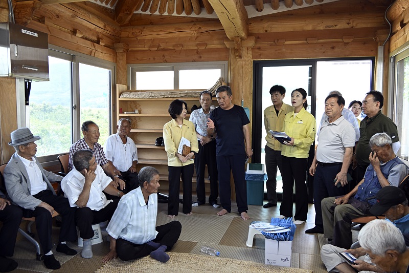 ▲이정우 장수부군수가 지역 경로당 무더위쉼터를 찾아 냉방시설 운영 상황을 점검하고 어르신들의 불편사항을 듣고 있다. (사진제공=장수군)