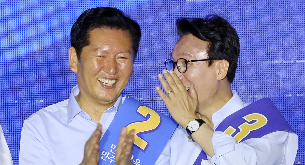 ▲더불어민주당 정청래, 김민석 당 대표 후보가 2일 부산 벡스코에서 열린 민주당 당대표·최고위원 순회경선 합동연설회에서 귀엣말하고 있다. (연합뉴스)