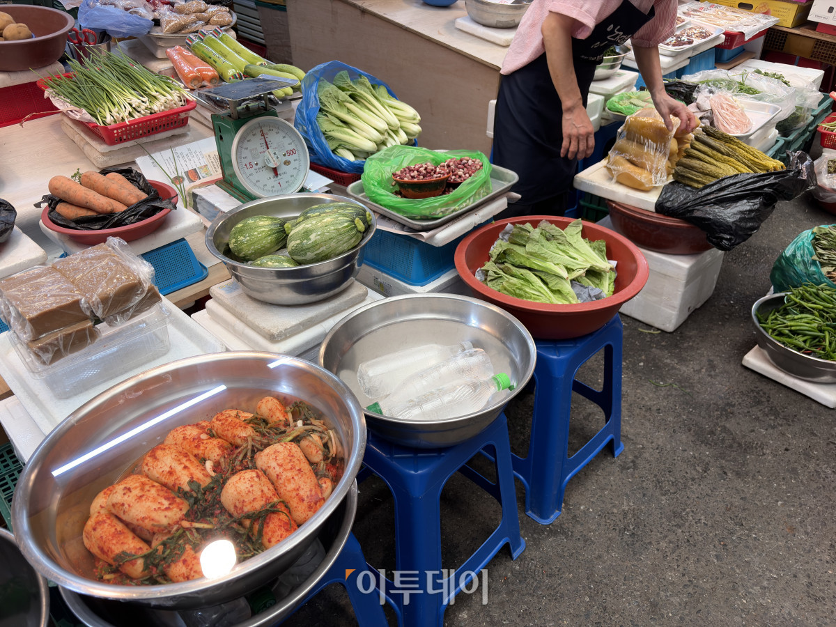 ▲광장시장 내 채소가게의 모습. 폭염에 꽁꽁얼린 페트병으로 채소의 신선도를 유지하기 위해 노력하고 있다. (황민주 기자 minchu@)