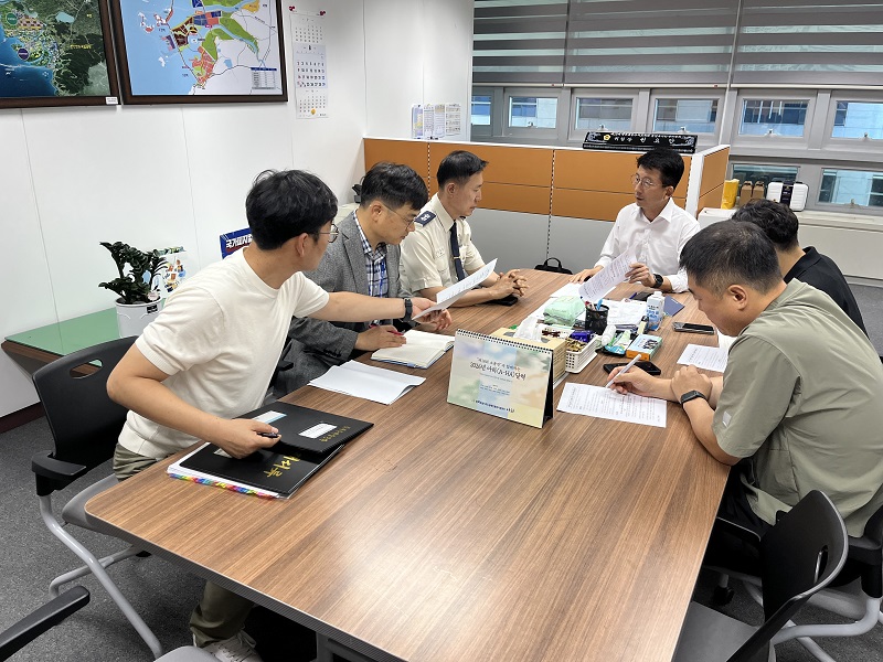 ▲권요안 전북도의원이 진현민 전북도 소방본부장과 완주 동상면 119안전센터 설치 방안을 논의하고 있다. (사진제공=전북특별자치도의회)