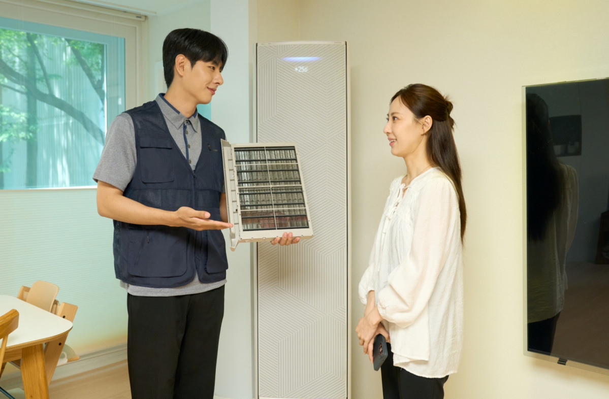 ▲삼성전자서비스 엔지니어가 에어컨 관리 방법을 안내하는 모습 (사진제공=삼성전자)