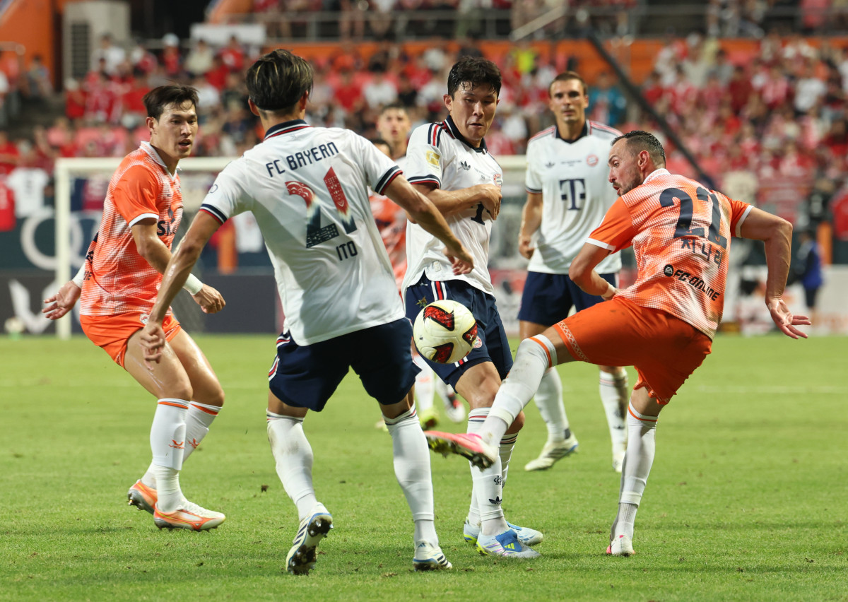 ▲4일 서귀포시 제주월드컵경기장에서 열린 '아우디 풋볼 써밋 2026 제주SK FC vs FC 바이에른 뮌헨' 경기에서 뮌헨의 이토 히로키, 김민재와 제주 치나리가 뜬 공을 두고 경합하고 있다. (연합뉴스)