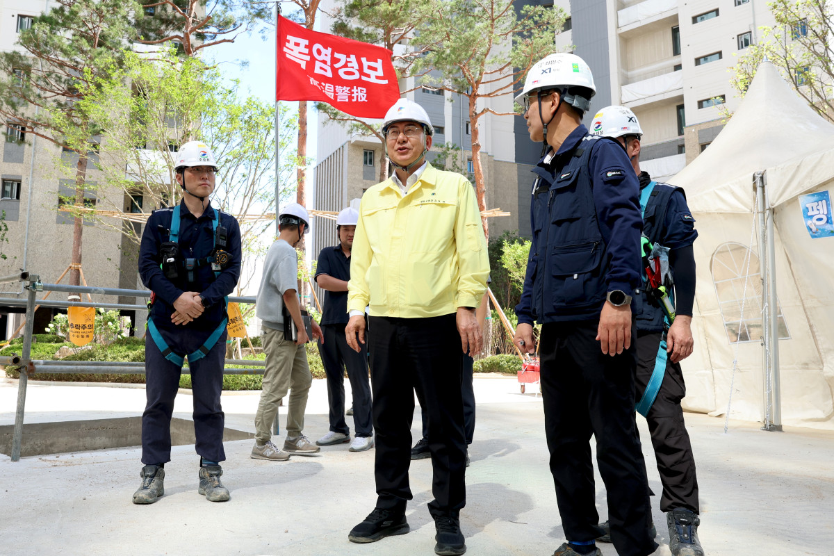 ▲유보화 서울 성동구청장이 용답동 재개발 공사장 현장을 점검하고 있다. (사진 제공 = 서울특별시 성동구)