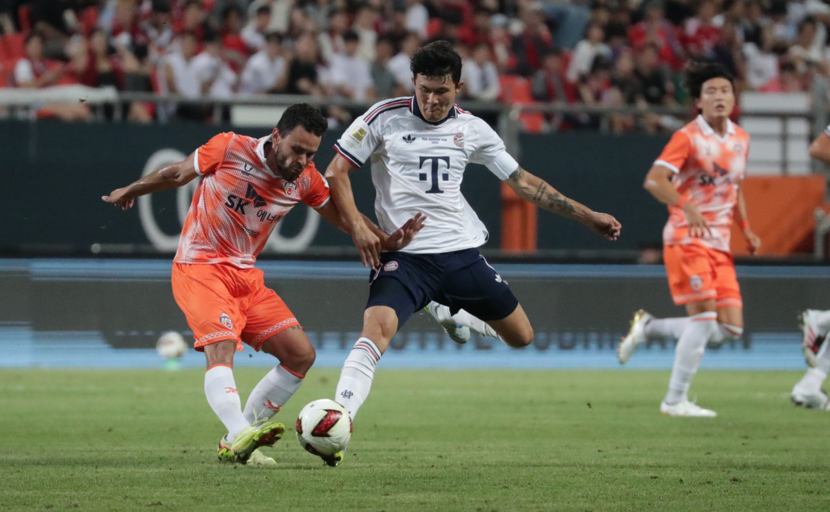 ▲4일 오후 서귀포시 제주월드컵경기장에서 열린 '아우디 풋볼 써밋 2026' 제주SK FC와 FC바이에른 뮌헨의 경기, 전반 바이에른 뮌헨 김민재가 공을 향해 달리고 있다. (뉴시스)