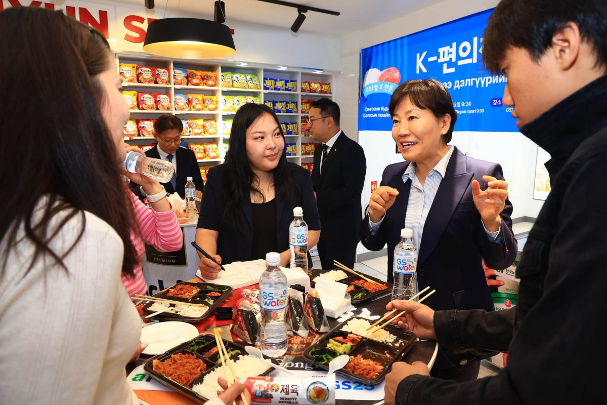 ▲송미령 농림축산식품부 장관이 7월 8~9일 양일간 몽골 울란바타르에서 현지 소비자가 참여하는 K-Fresh 체험 행사와 국산 식재료를 사용한 K-편의점 간편식 시식 간담회 현장을 방문해 K-푸드 수출 확대를 위해 농축산물 등을 홍보하고 있다. (사진제공=농림축산식품부)