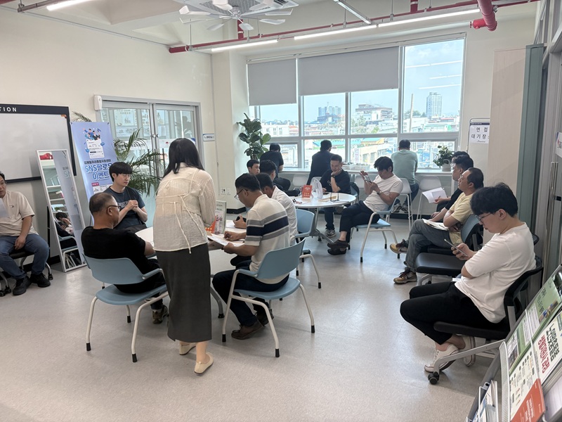 ▲김제시는 전북산학융합원과 함께 ㈜한국몰드김제의 신규 인력을 선발하기 위한 채용행사를 진행했다 (사진제공=김제시)