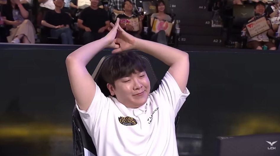 ▲LCK 레전드 매치. '삼성 텔레콤'의 '하트' 이관형. (출처=유튜브 채널 'LCK' 캡처)