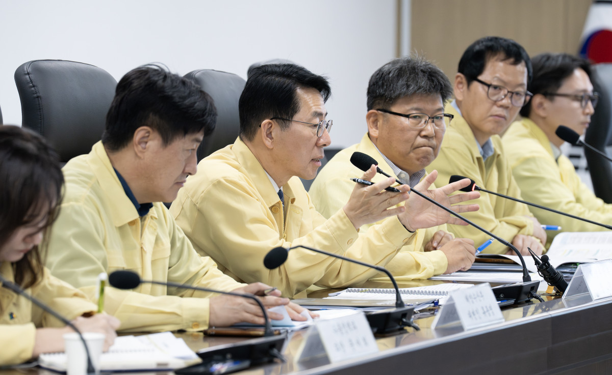 ▲황종우 해양수산부 장관이 5일 해수부 청사에서 지방정부, 관계기관과 함께 고수온에 따른 어업재해 대응 상황을 점검하고 피해 최소화 방안을 논의하기 위해 '고수온 비상대책본부 상황점검회의'를 주재하고 있다. (사진제공=해양수산부)