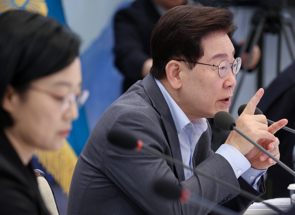 ▲이재명 대통령이 5일 청와대 영빈관에서 열린 외교부·통일부·국방부·국가보훈부 등에 대한 부처 업무보고에서 조현 외교부 장관에게 질문하고 있다. 사진=연합뉴스