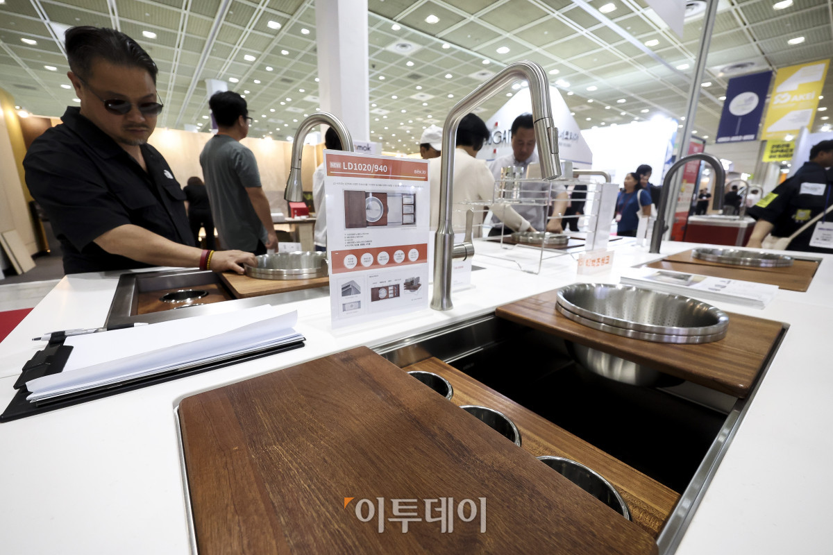 ▲5일 서울 강남구 코엑스에서 열린 '2026 코리아빌드위크'를 찾은 관람객들이 참여사 부스를 둘러보고 있다. 코리아빌드위크는 국내·외 건축 기자재 및 기술을 중심으로 '설계-시공-디자인-유지관리'까지 건설·건축의 전 과정을 아우르는 전문 전시회로 오는 8일까지 코엑스 전관에서 4일 동안 열린다. 고성준 기자 joonko1@