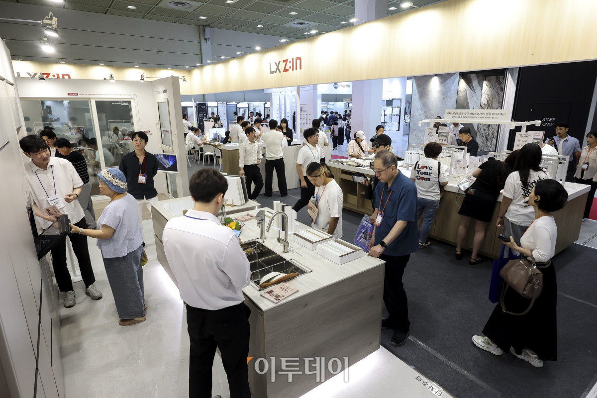 ▲5일 서울 강남구 코엑스에서 열린 '2026 코리아빌드위크'를 찾은 관람객들이 참여사 부스를 둘러보고 있다. 코리아빌드위크는 국내·외 건축 기자재 및 기술을 중심으로 '설계-시공-디자인-유지관리'까지 건설·건축의 전 과정을 아우르는 전문 전시회로 오는 8일까지 코엑스 전관에서 4일 동안 열린다. 고성준 기자 joonko1@