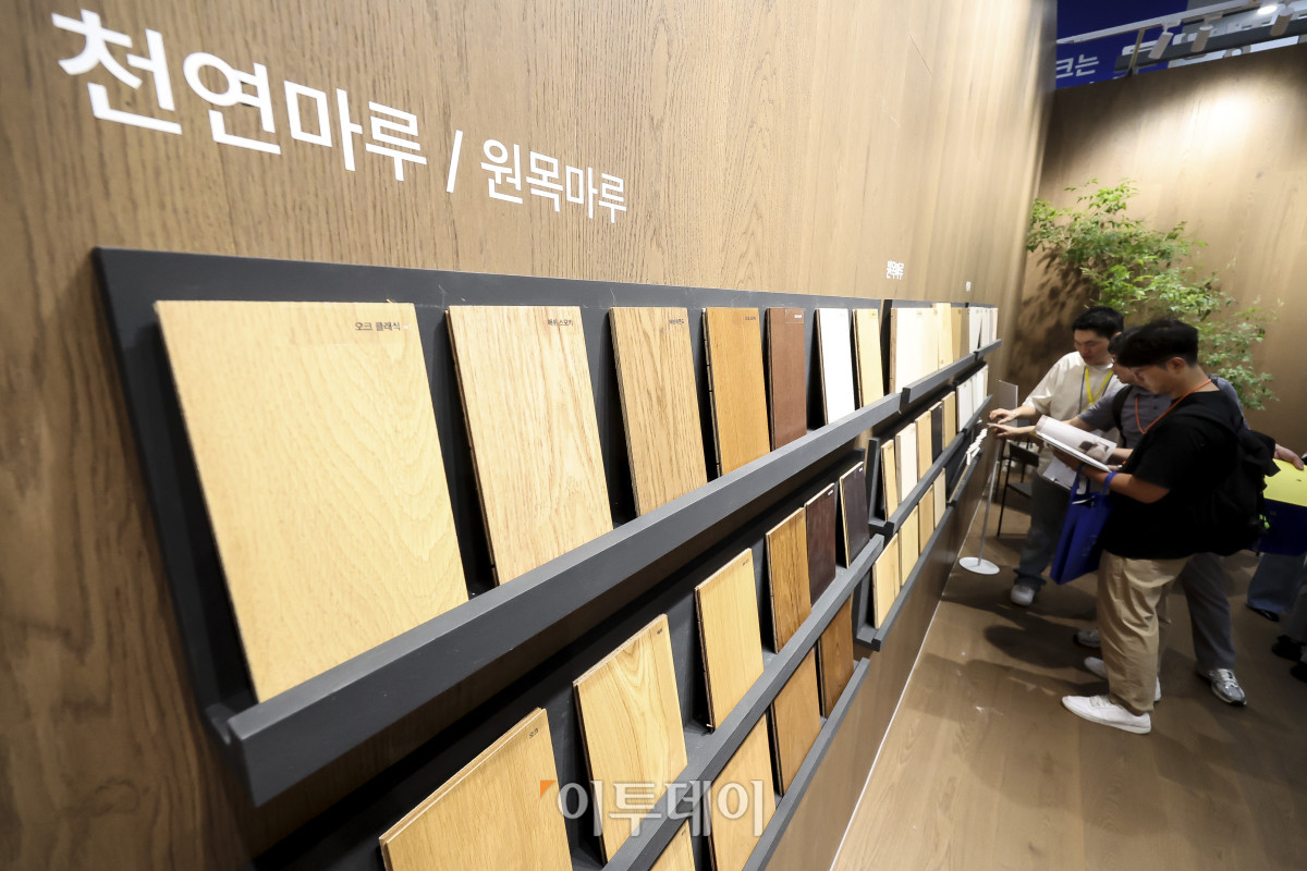 ▲5일 서울 강남구 코엑스에서 열린 '2026 코리아빌드위크'를 찾은 관람객들이 참여사 부스를 둘러보고 있다. 코리아빌드위크는 국내·외 건축 기자재 및 기술을 중심으로 '설계-시공-디자인-유지관리'까지 건설·건축의 전 과정을 아우르는 전문 전시회로 오는 8일까지 코엑스 전관에서 4일 동안 열린다. 고성준 기자 joonko1@