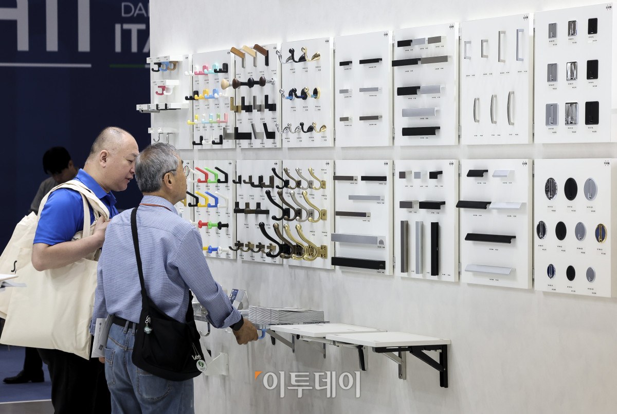 ▲5일 서울 강남구 코엑스에서 열린 '2026 코리아빌드위크'를 찾은 관람객들이 참여사 부스를 둘러보고 있다. 코리아빌드위크는 국내·외 건축 기자재 및 기술을 중심으로 '설계-시공-디자인-유지관리'까지 건설·건축의 전 과정을 아우르는 전문 전시회로 오는 8일까지 코엑스 전관에서 4일 동안 열린다. 고성준 기자 joonko1@