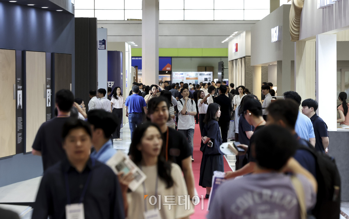 ▲5일 서울 강남구 코엑스에서 열린 '2026 코리아빌드위크'를 찾은 관람객들이 참여사 부스를 둘러보고 있다. 코리아빌드위크는 국내·외 건축 기자재 및 기술을 중심으로 '설계-시공-디자인-유지관리'까지 건설·건축의 전 과정을 아우르는 전문 전시회로 오는 8일까지 코엑스 전관에서 4일 동안 열린다. 고성준 기자 joonko1@