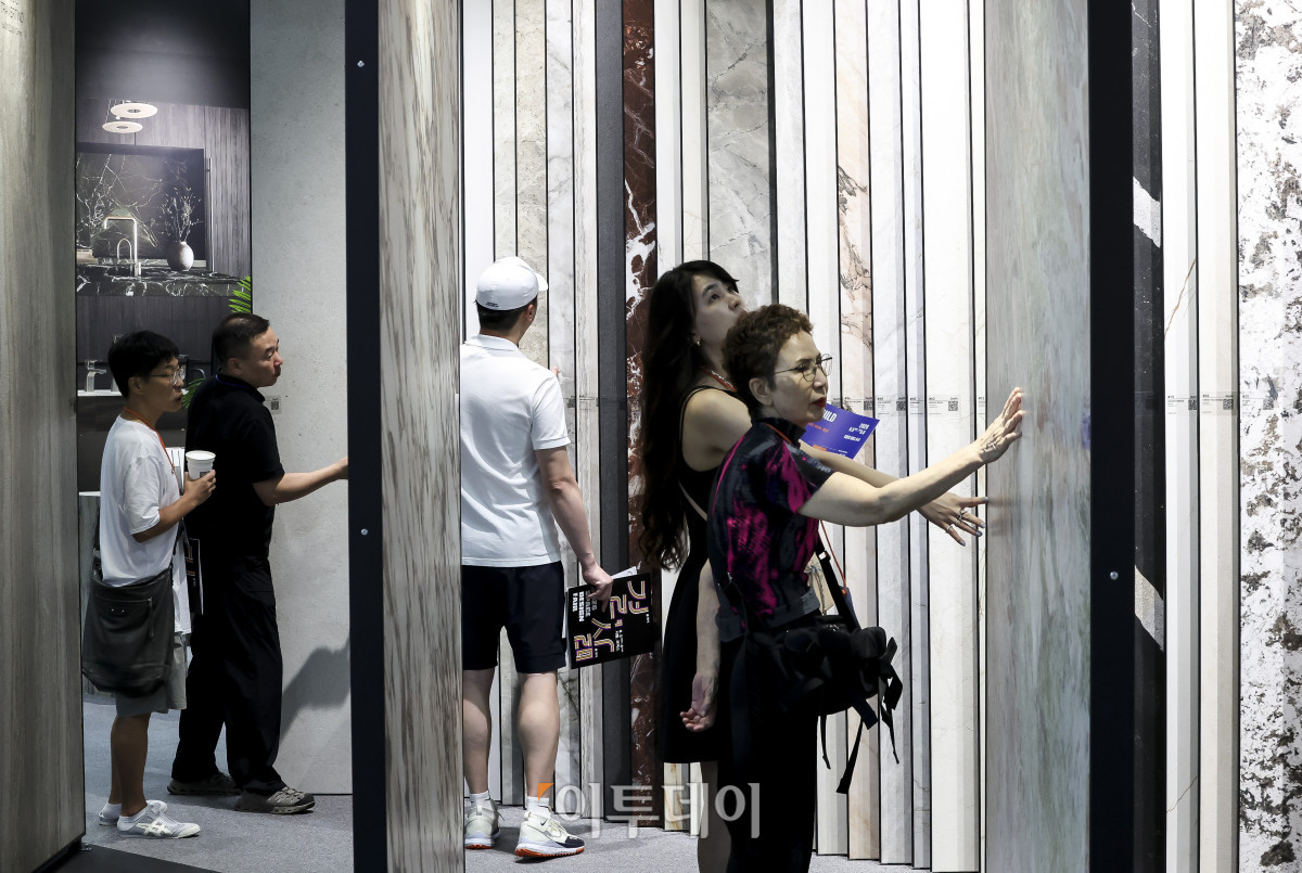 ▲5일 서울 강남구 코엑스에서 열린 '2026 코리아빌드위크'를 찾은 관람객들이 참여사 부스를 둘러보고 있다. 코리아빌드위크는 국내·외 건축 기자재 및 기술을 중심으로 '설계-시공-디자인-유지관리'까지 건설·건축의 전 과정을 아우르는 전문 전시회로 오는 8일까지 코엑스 전관에서 4일 동안 열린다. 고성준 기자 joonko1@