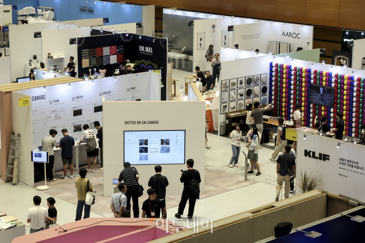 ▲5일 서울 강남구 코엑스에서 열린 '2026 코리아빌드위크'를 찾은 관람객들이 참여사 부스를 둘러보고 있다. 코리아빌드위크는 국내·외 건축 기자재 및 기술을 중심으로 '설계-시공-디자인-유지관리'까지 건설·건축의 전 과정을 아우르는 전문 전시회로 오는 8일까지 코엑스 전관에서 4일 동안 열린다. 고성준 기자 joonko1@