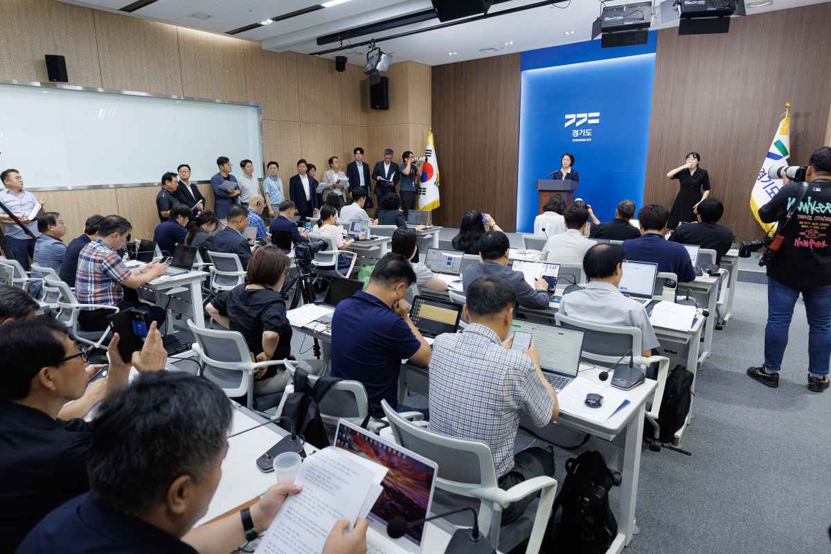 ▲추미애 경기도지사가 5일 광교 경기도청 브리핑룸에서 긴급 기자회견을 열고 '경기도 재정 비상 상황'을 선언하고 있다. (경기도)
