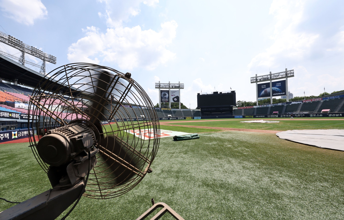 '폭염 비상' 프로야구 멈춘다⋯<b>KBO</b>, 이틀간 <b>전 경기 취소</b>
