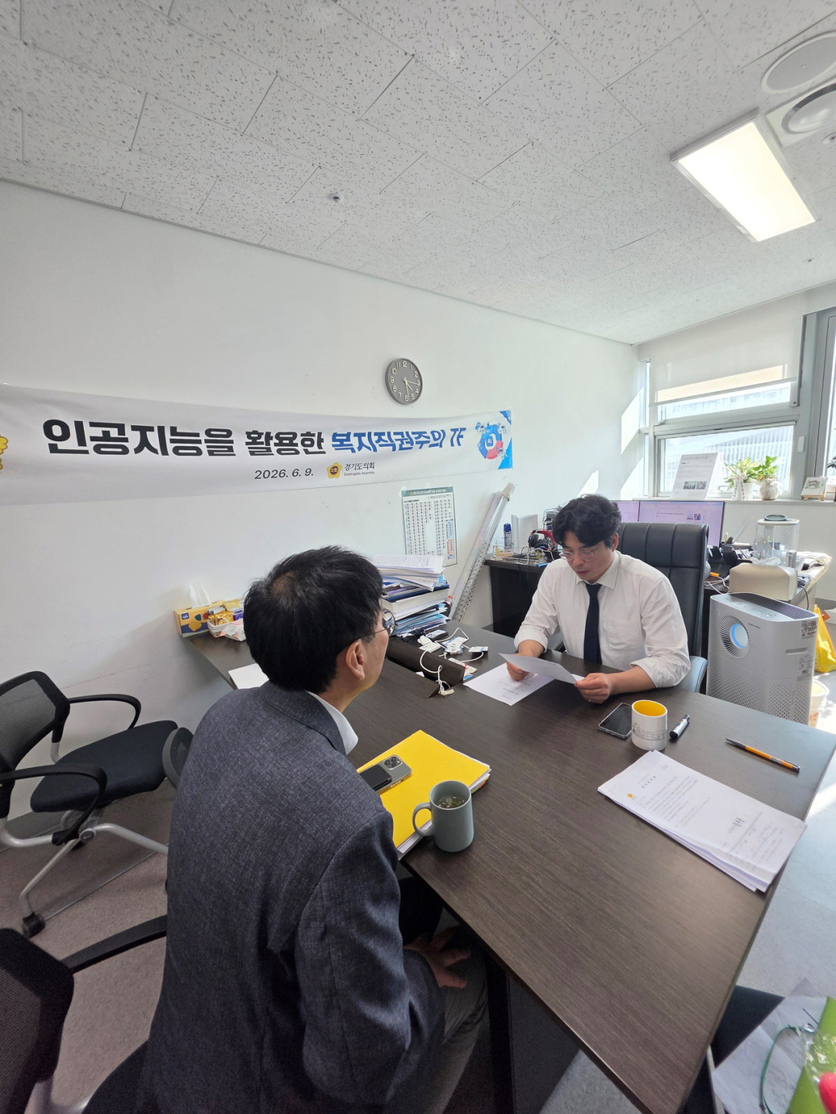▲박상현 경기도의회 의원이 5일 의원실에서 차세대융합기술연구원 연구본부 관계자와 기관 발전모델 및 정체성 정립 방안을 논의하고 있다. 박 의원은 중점 연구분야 선정에 앞서 기관의 철학과 역할을 먼저 세워야 한다고 제안했다. (경기도의회)