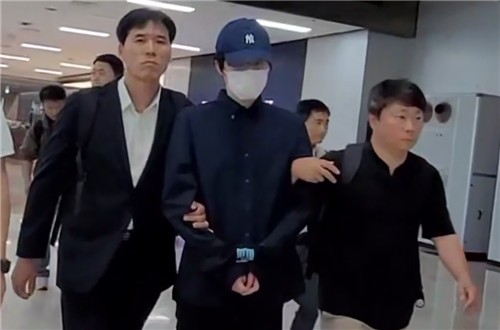 ▲국내 최대 규모의 만화 불법 복제 웹사이트 '마나토끼'의 핵심 운영자 A씨(37)가 국내로 국내로 송환되는 모습. (연합뉴스, 경북경찰청)