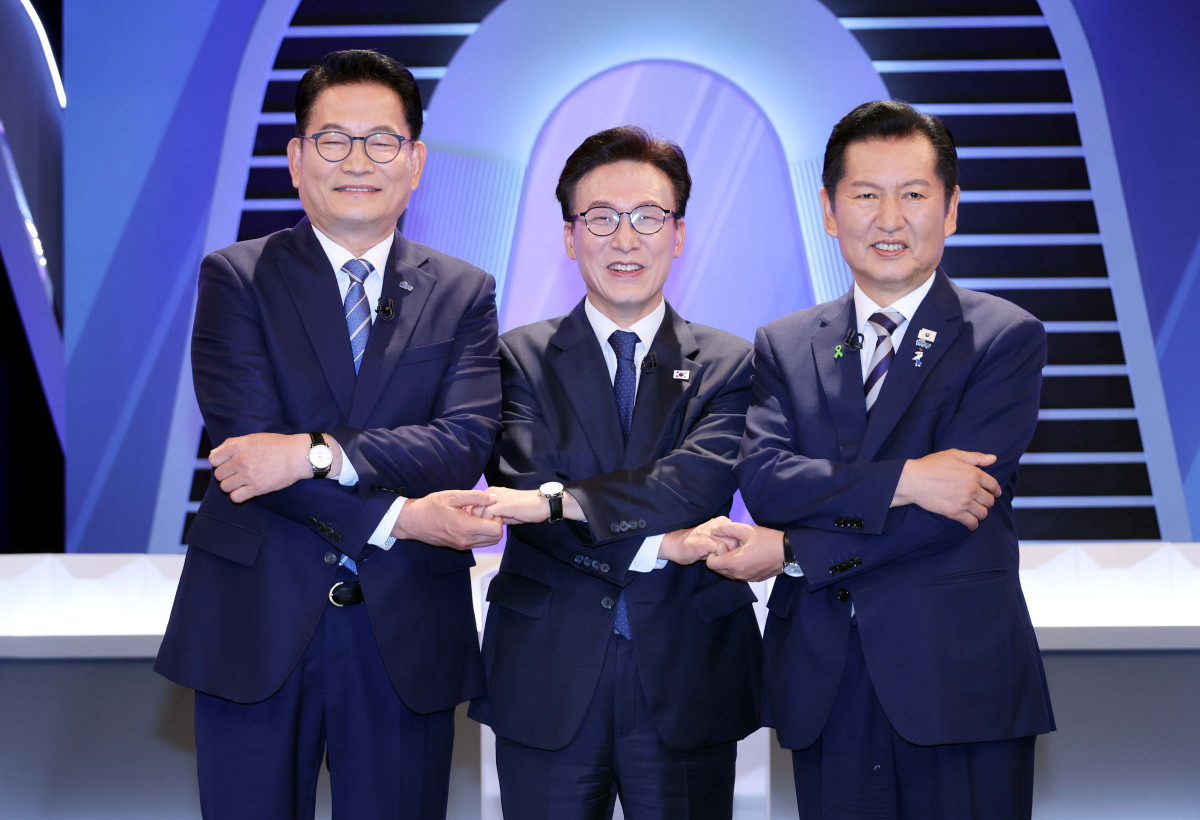 ▲더불어민주당 송영길·김민석·정청래 당 대표 후보가 5일 서울 영등포구 여의도 KBS에서 열린 제2차 TV 토론회에 참석해 손을 잡으며 기념 촬영하고 있다. 2026.8.5 [국회사진기자단] (사진=연합뉴스)