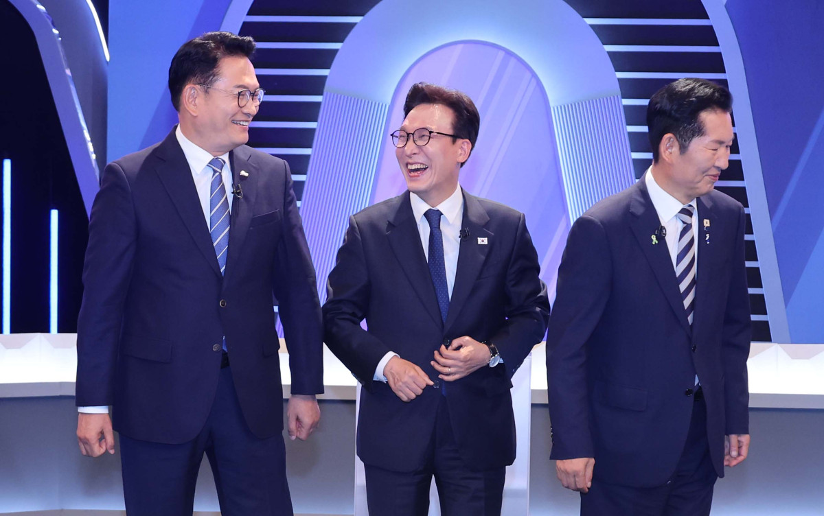 ▲더불어민주당 송영길·김민석·정청래 당 대표 후보가 5일 서울 영등포구 여의도 KBS에서 열린 제2차 TV 토론회에 참석해 기념 촬영을 하며 인사를 나누고 있다. 2026.8.5 [국회사진기자단] (사진=연합뉴스)