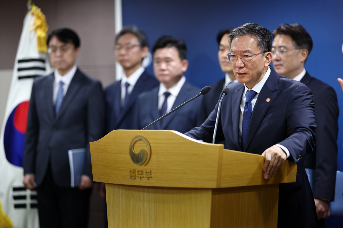 ▲정성호 법무부 장관이 5일 정부과천청사 법무부에서 열린 2026 하반기 정부업무보고 사전브리핑에서 취재진 질문에 답하고 있다. (연합뉴스)