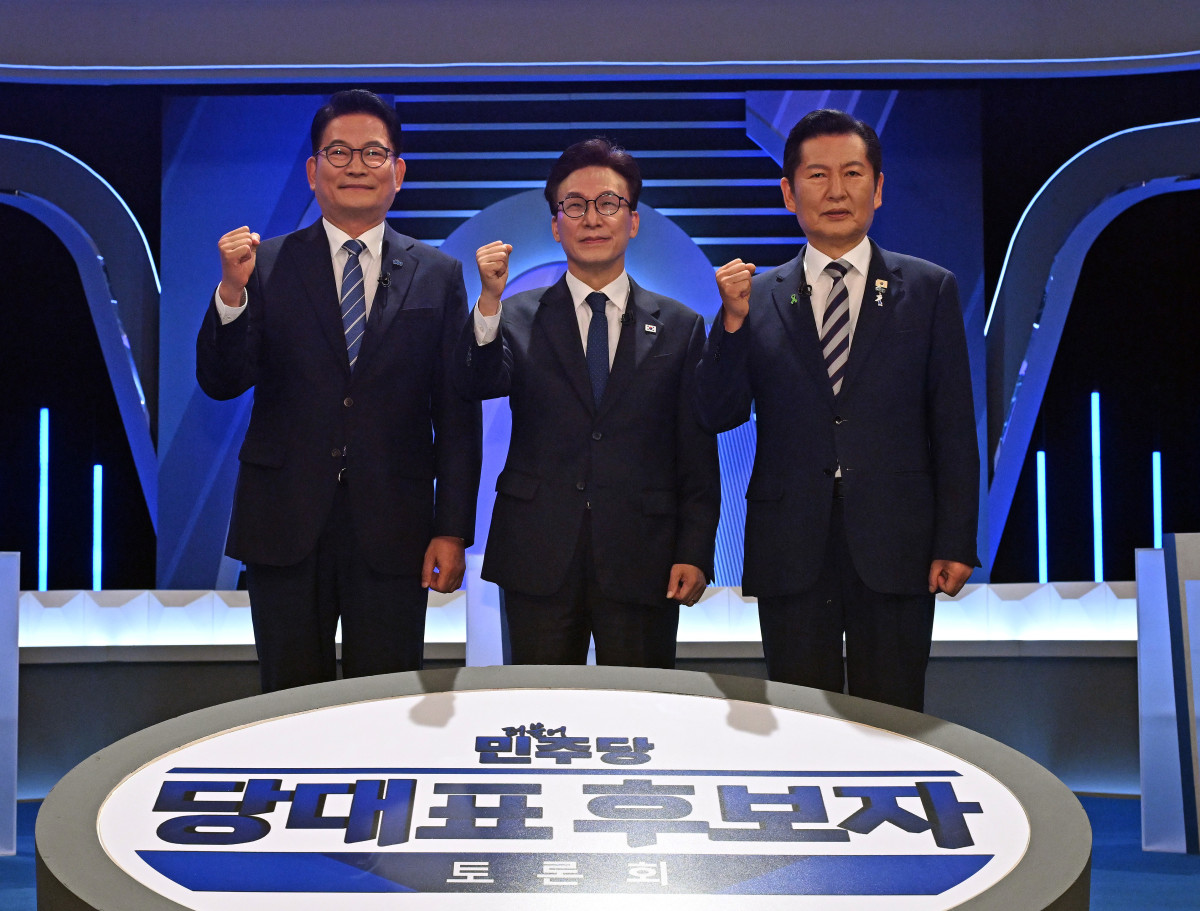 ▲더불어민주당 송영길·김민석·정청래 당 대표 후보가 5일 서울 영등포구 여의도 KBS에서 열린 제2차 TV 토론회에 참석해 기념 촬영하고 있다. 2026.8.5 [국회사진기자단] (사진=연합뉴스)